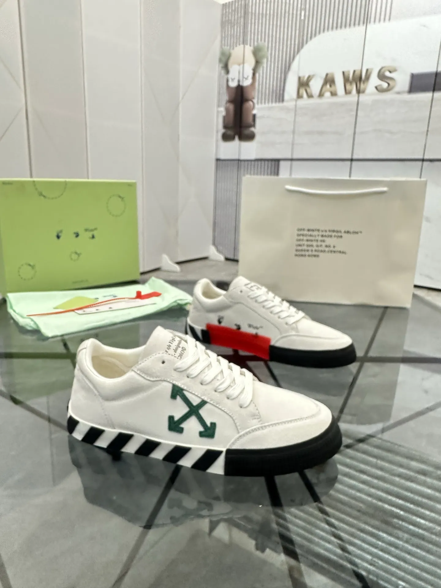 Selling men's shoes 💰: 💰P440¥ Product trademark: OFF WHITE * "OFF WHITE*" low-top casual shoes Regular size: 35-45 (can be customized to 46) Couple style Product materials: imported nubuck leather upper spliced ​​with original fabric, breathable lining, original outsole. No.: H203